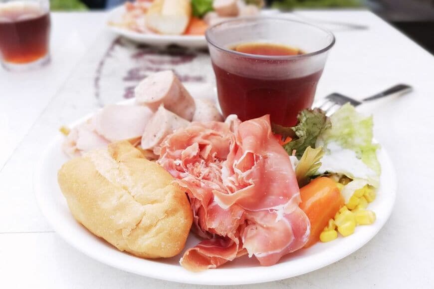 初めてバルマルシェコダマのモーニングビュッフェを食べた時の1枚。生ハムを欲張りすぎました……（筆者撮影）