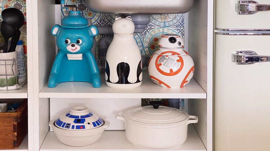 これぞ私の三つ子の魂。40年以上好きなスター・ウォーズをモチーフにしたクッキージャーと土鍋を愛用中。部屋が狭いからこそ、大切なものだけを選抜することができます（筆者撮影）