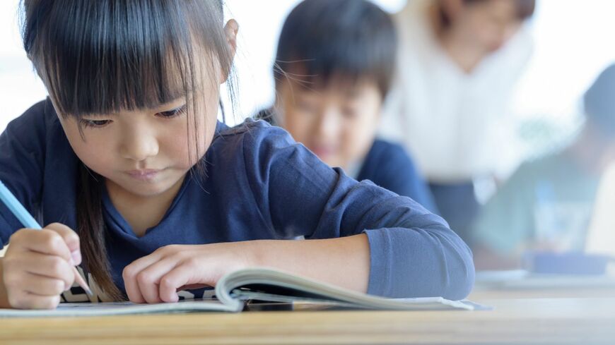 問題集に書き込む女の子
