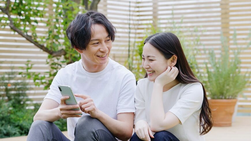 婚活サービスを利用して結婚する人の割合は年々増えています（写真：polkadot／PIXTA）