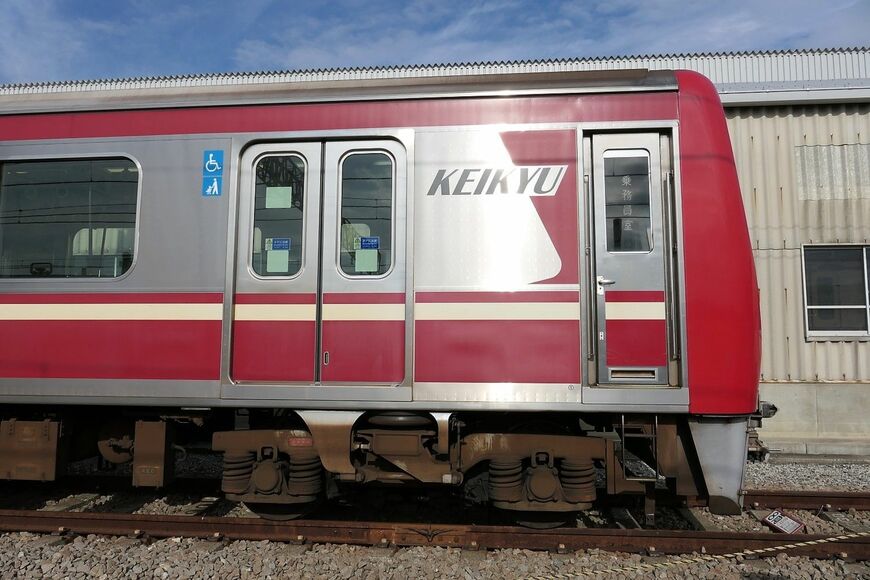 シルバーに輝くステンレスの車体（記者撮影）