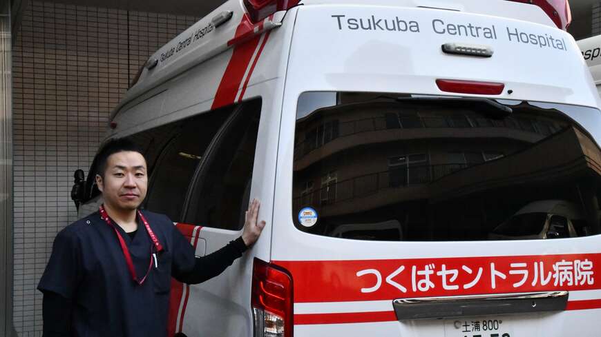 病院救急車と今回、DMAT隊として被災地で支援活動をした伊藤救命士（写真：筆者撮影）