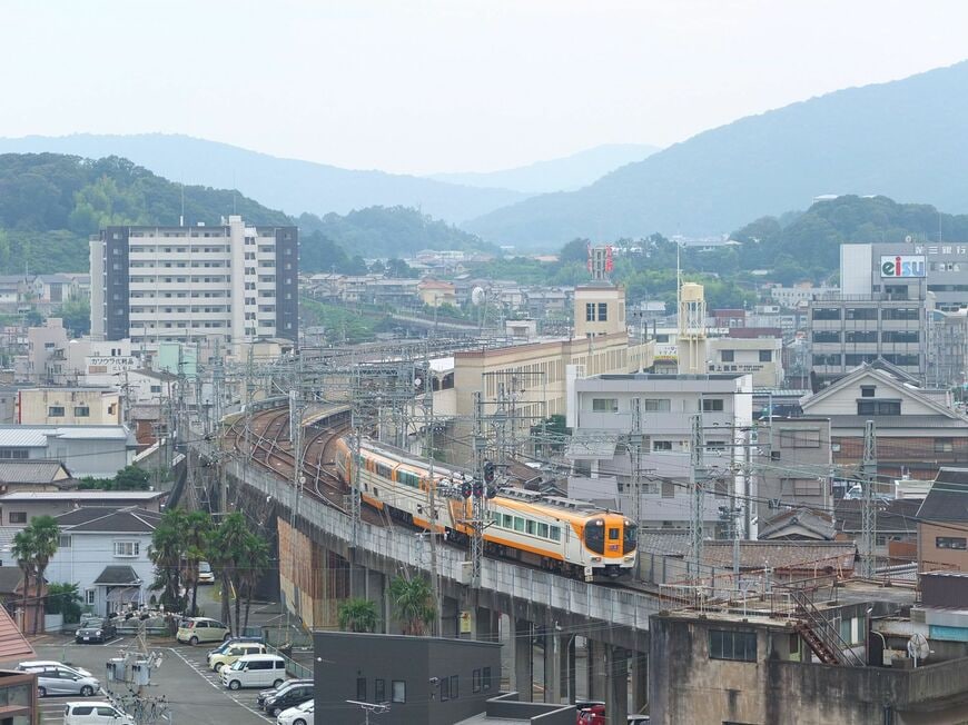 宇治山田駅付近を走る現行塗装のビスタEX（撮影：南正時）