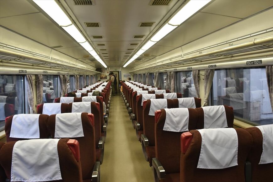 国鉄時代の車両だが、789系などと同様の座席に更新されていて快適だ（筆者撮影）