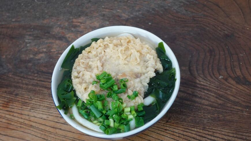 博多区上呉服町「みやけうどん」。創業は昭和29年。ラーメン県のイメージが強い福岡県だが、実はうどんチェーンも多いのだ（筆者撮影）