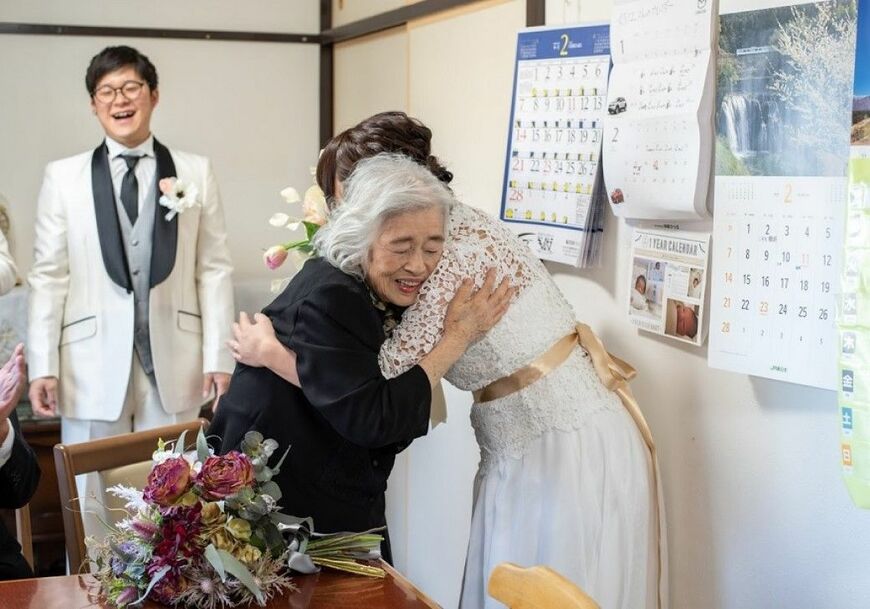 孫たちの結婚に感無量の香山さん。思わず椅子から立ち上がり、新婦を抱きしめた（写真：かなえるナース提供）