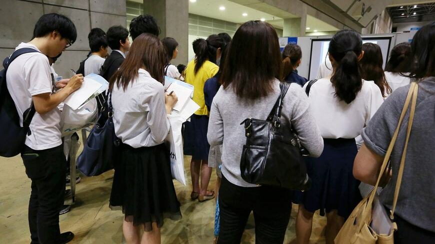 大学3年生の夏にインターンシップに参加した学生がいる一方、 いまだ何もしていない学生もいる。写真は今夏のインターンシップ説明会で熱心にメモを取る学生たち（撮影：今井康一）