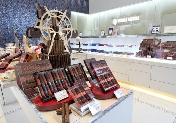 売店コーナーには青山本店のみで購入できる限定商品も並ぶ。ブルー・ブリック・ラウンジで提供しているケーキや、アップルパイなどの期間限定商品も含めて扱っている（撮影：梅谷秀司）