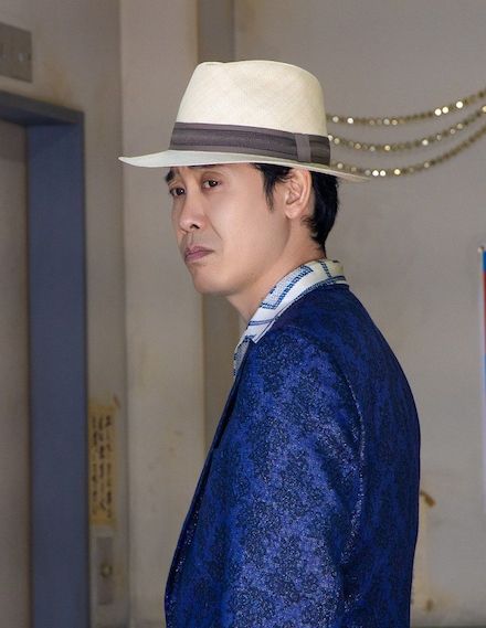 東八郎、萩本欽一など大人気芸人を育てた、タケシの師匠である深見千三郎役を好演した大泉洋。Netflix映画『浅草キッド』全世界独占配信中（写真：Netflix）