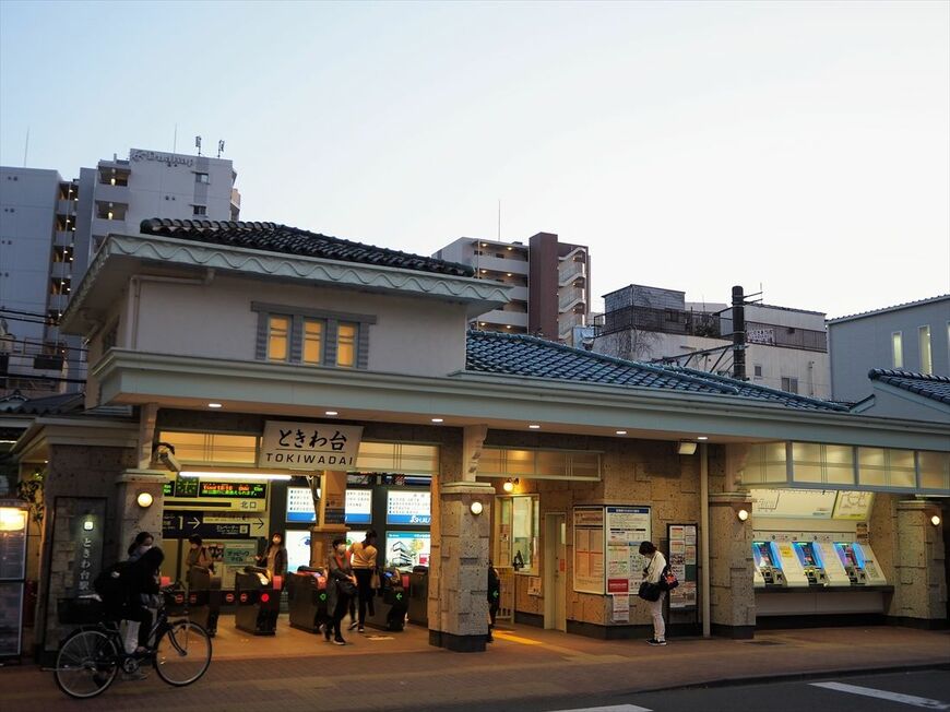 夕暮れのときわ台駅舎（記者撮影）