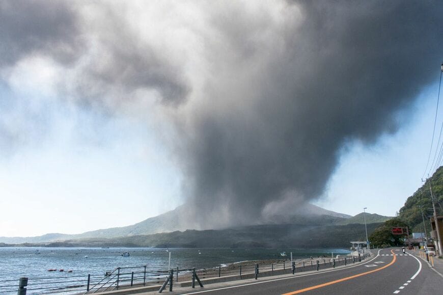 灰が向かってくるのは、鹿児島人にとってちょっとした恐怖だ（写真：T.Amakusa／PIXTA）