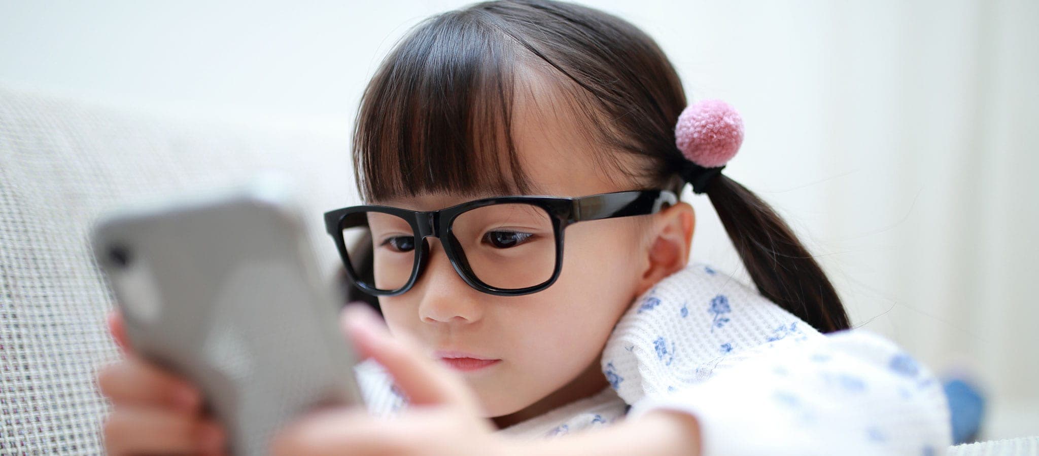 子ども｢視力1.0未満｣最多､近視に外遊びが効果的