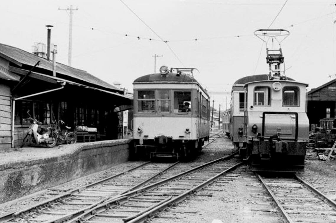 仲ノ町駅にたたずむデキ3牽引の客車列車（右）と
