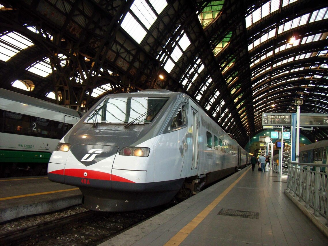 ミラノ中央駅に停車するETR460形