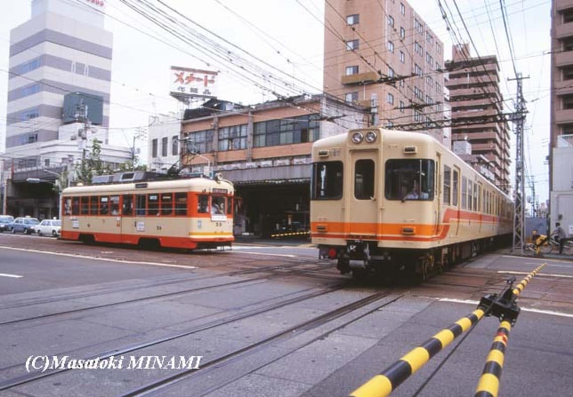 伊予鉄の市内線と郊外線が平面交差する大手町駅