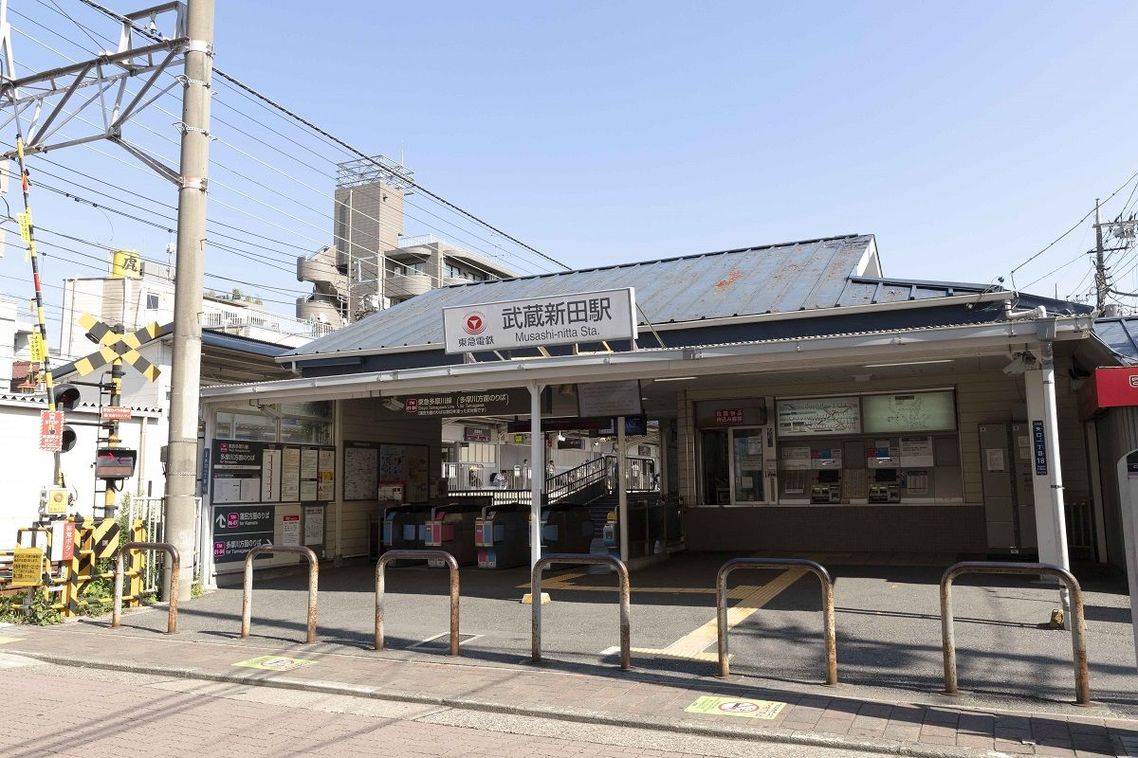 武蔵新田駅の駅舎は少し寺社建築風