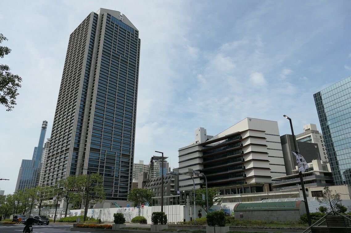 左が神戸市役所1号館。右が新しい中央区役所