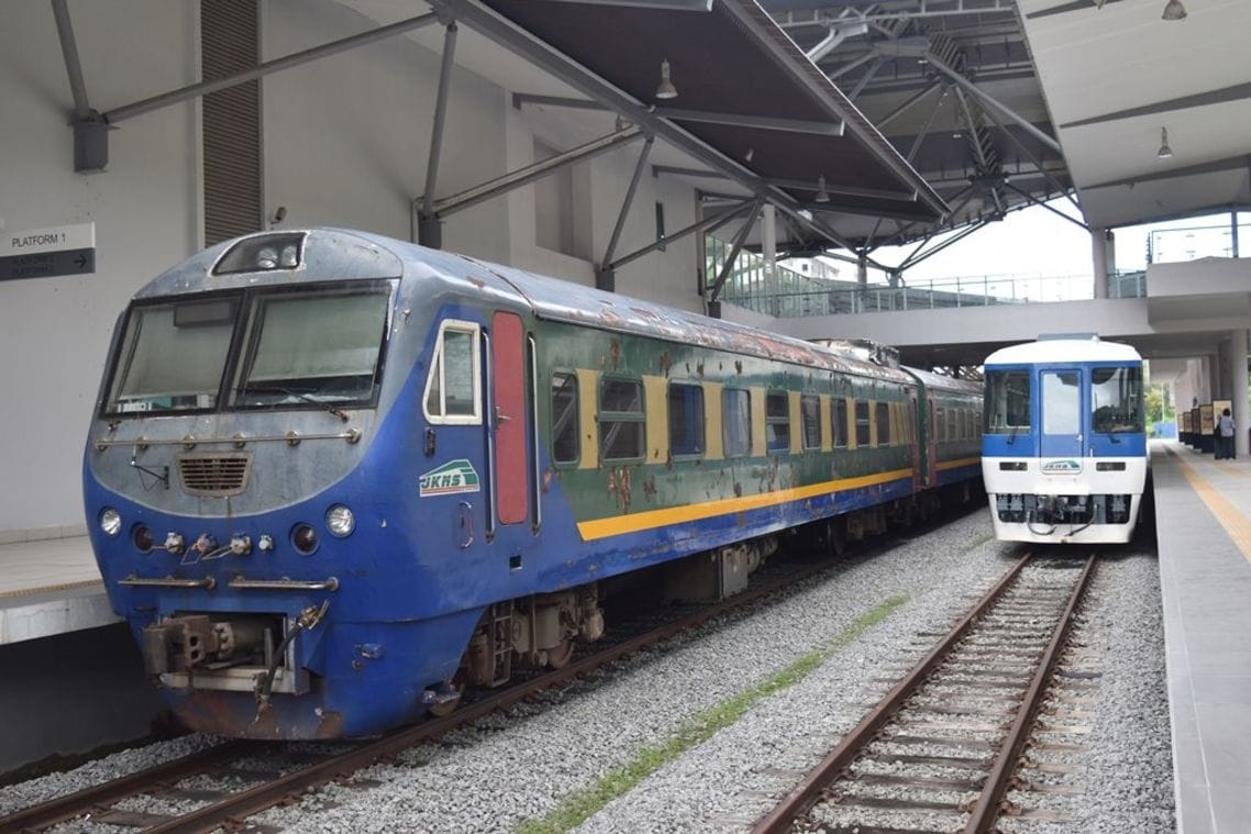本線の主役、中国南車製プッシュプル列車（左）