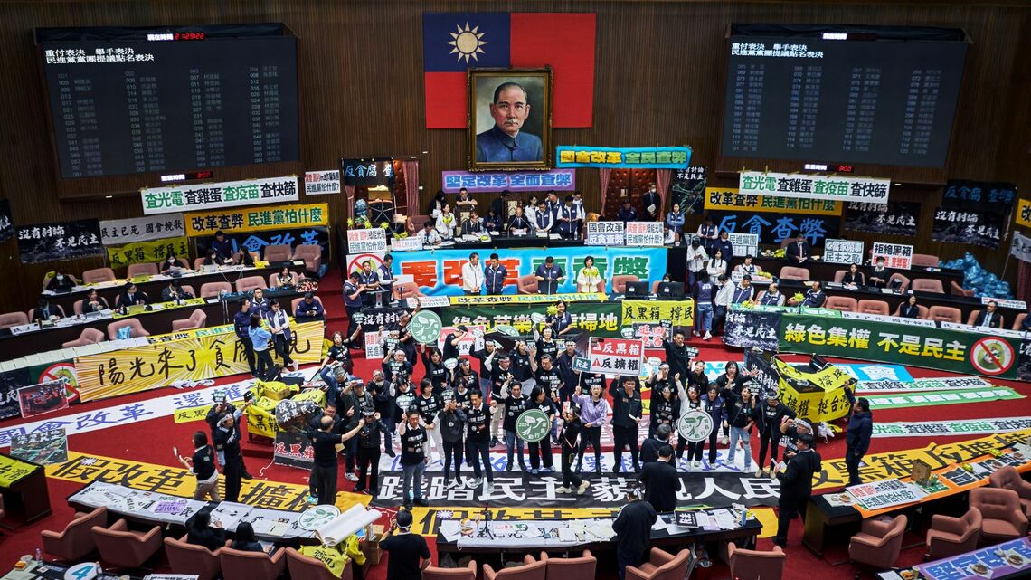 荒れる台湾議会