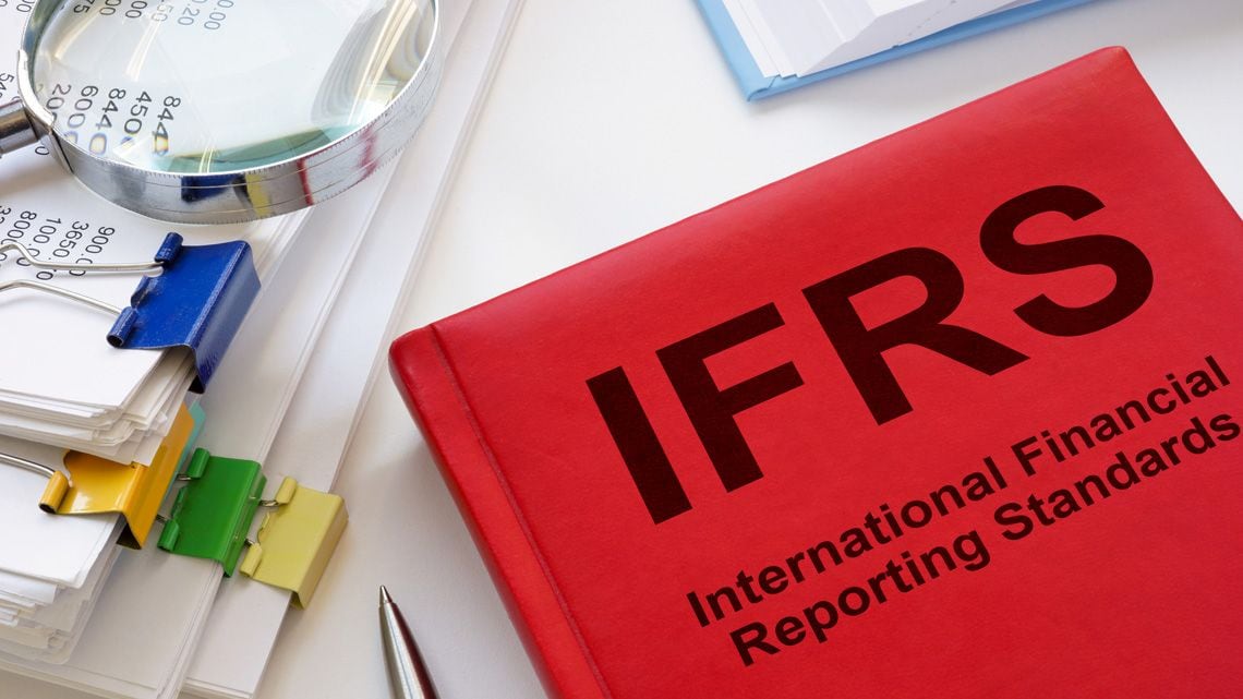 表紙に『IFRS』と書かれたファイルと書類の束