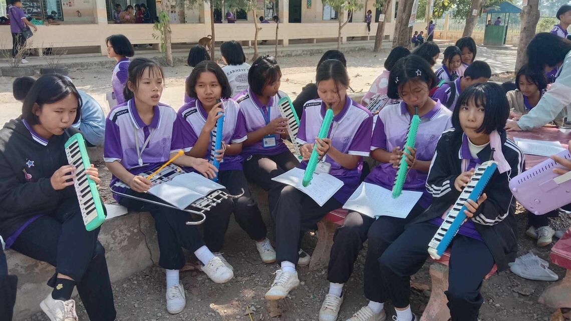 楽器を演奏するミャンマー避難民の子どもたち(提供:メータオ・クリニック支援の会〈JAM〉)