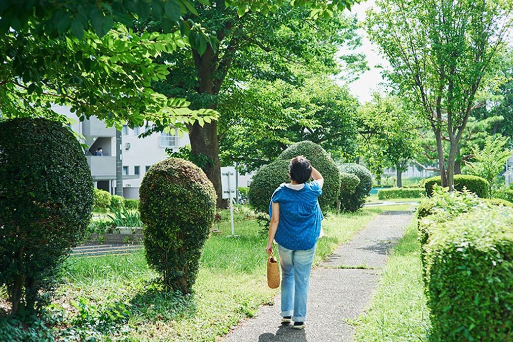 のんびり団地内の敷地を散歩するのも日課。「最近は若いご家族も増えてきた気がします」（写真撮影／相馬ミナ）
