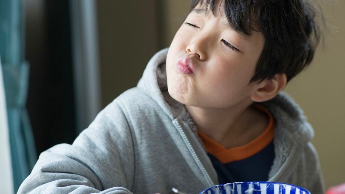 食事をする子ども