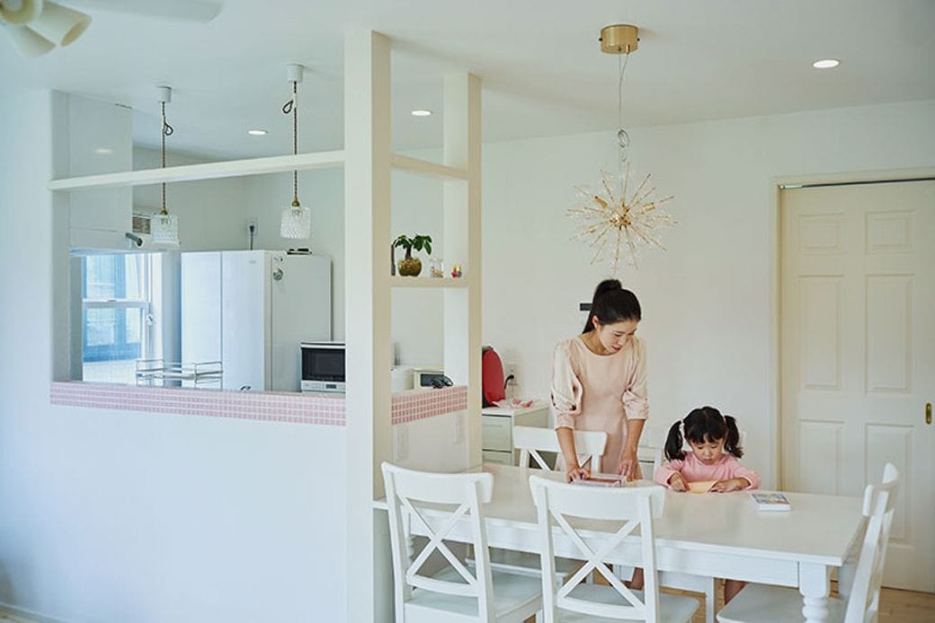 「キッチン横付けのダイニングテーブルの配置は、配膳や片付けがサッとできるので気に入っています」とみなこさん。長女がテーブルでお絵かきしているときも、キッチンにいながら自然な形でコミュニケーションが取れます（写真撮影：相馬ミナ）