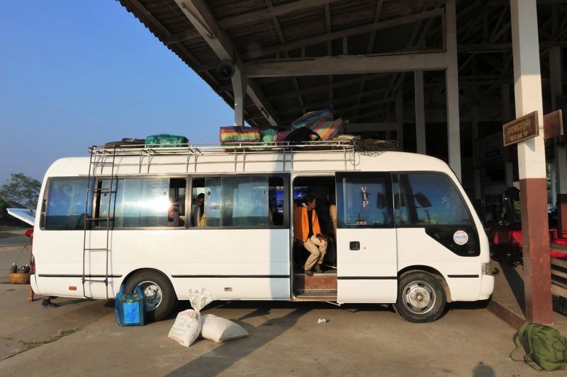 ヴィエンチャンールアンパバーン間、VIP車でもマイクロバス（写真：谷川一巳）