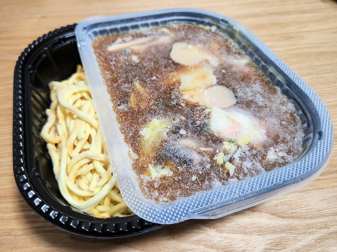 あんかけ焼そばのあんと麺のトレイは二層構造になっている（記者撮影）