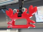 車内には「カニ」の吊り革も