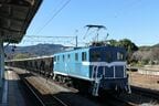 寄居駅を通過する貨物列車