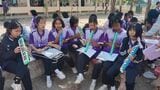 楽器を演奏するミャンマー避難民の子どもたち（提供：メータオ・クリニック支援の会〈JAM〉）
