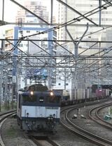 後方に見えるのが恵比寿駅。早朝の山手貨物線を走る（撮影：南正時）