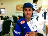 2012年、サントスFC（ブラジル）のクラブハウスの食堂でネイマール選手と初対面を果たした。「ネイマール」の当て字で「寧円」と書いた色紙をプレゼントすると、気に入ったのかその場で写真を撮り、インスタグラムにアップしていたという（写真：タカサカモトさん提供）