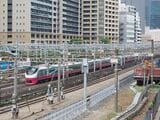 田町駅付近の東海道本線を走る常磐線特急列車。手前の線路は東海道新幹線（記者撮影）