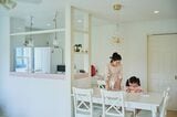 「キッチン横付けのダイニングテーブルの配置は、配膳や片付けがサッとできるので気に入っています」とみなこさん。長女がテーブルでお絵かきしているときも、キッチンにいながら自然な形でコミュニケーションが取れます（写真撮影：相馬ミナ）