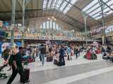 TGVなど列車の運行が乱れ、多くの人でごった返すパリ北駅＝7月26日（写真：m_sports_suki）