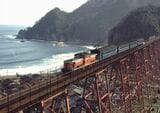 山陰本線の名所、余部鉄橋を渡るDD51形牽引の普通列車（撮影：南正時）