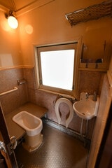 マイテ49形のトイレ。改修されているが往時の雰囲気を残す（撮影：伊原薫）