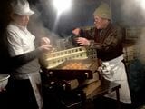 地元神社で「厄除け饅頭」を製造販売中の祖父・清さん（右）と、父・克行（左）さん（村井製菓提供）