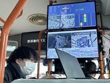 運転席後部にシステムを操作する乗務員が乗る（筆者撮影）