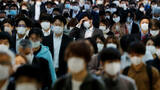 自粛に対する考え方や感染予防の行動は一律ではなく、置かれた環境によって異なってくる（写真は5月7日、東京・品川駅で撮影、ロイター／Kim Kyung-Hoon）