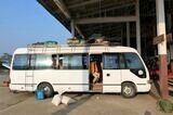 ヴィエンチャンールアンパバーン間、VIP車でもマイクロバス（写真：谷川一巳）
