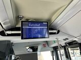 バス車内のデジタルサイネージには駅から発車する列車の時刻が表示される（筆者撮影）