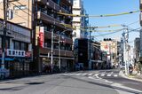 梅田通りのY字路から旧日光街道を見る。手前右側が旧線路跡（撮影：鼠入昌史）