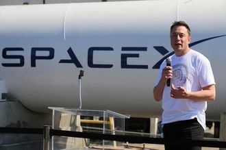 スペースX､｢テスラ｣を火星軌道に打ち上げ