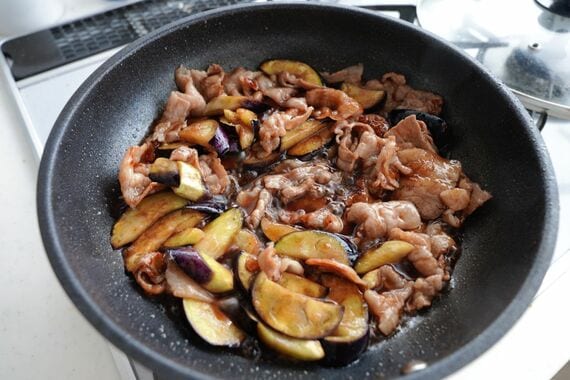 調味料がなじんだ豚肉とナス