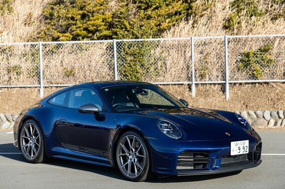 ポルシェ「911カレラT」で、価格は2006万円。ボディサイズは全長4540mm✕全幅1850mm✕全高1290mmの2人乗りで、リアに2981ccの水平対抗6気筒ツインターボエンジンを搭載
