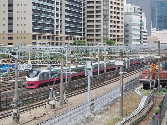 田町駅付近を走る常磐線特急列車